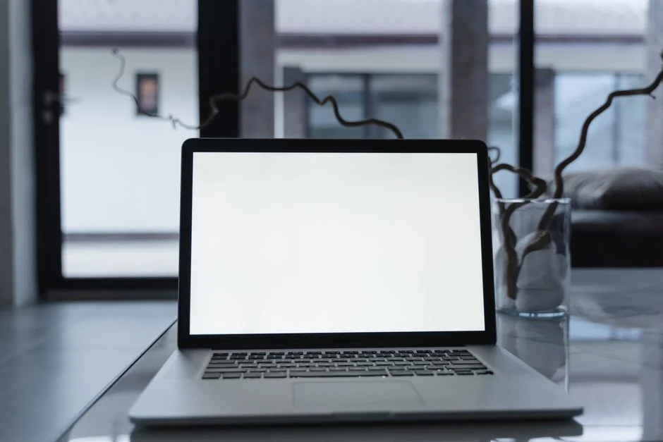 Un écran d’ordinateur moderne affichant un travail de web design, mettant en valeur des visuels créatifs dans un espace de travail.